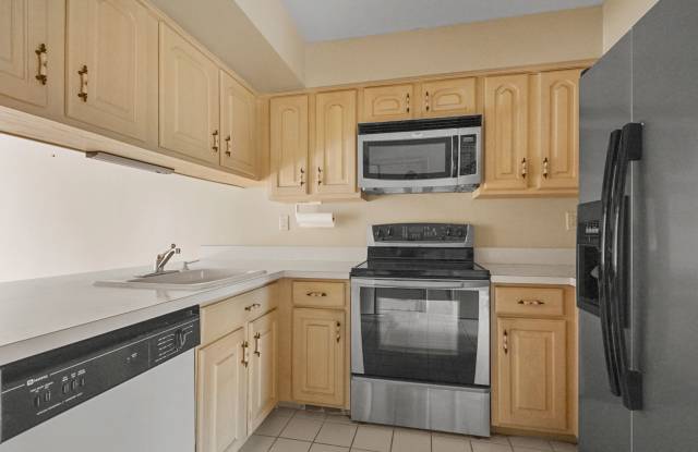 AVAILABLE NOW 3 BED / 2.5 BATH CONDO IN WEST BLOOMFIELD - 5354 Wright Way South, Oakland County, MI 48322