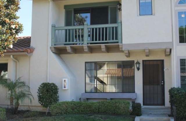 3Bed/2.5Bath Townhome off Poinsettia!~ Briarwood