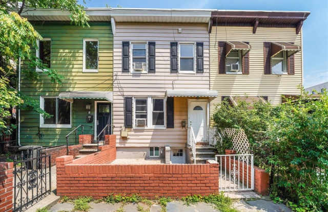 4 RADEMAN PL