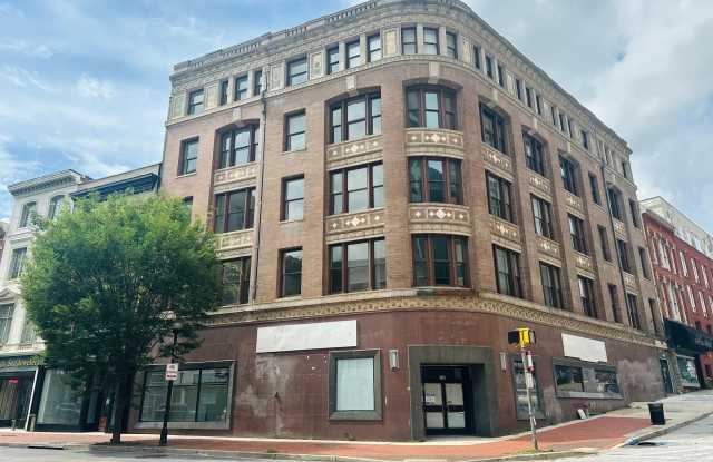 100 W LEXINGTON Street