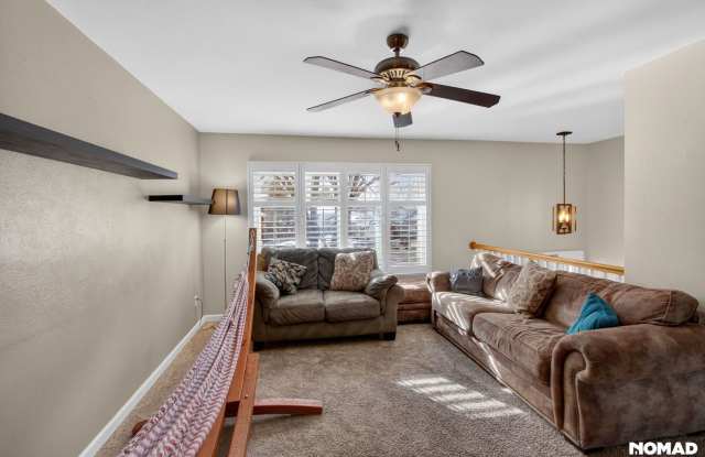 Spacious 4BR House in Denver - Beautiful Back Yard!