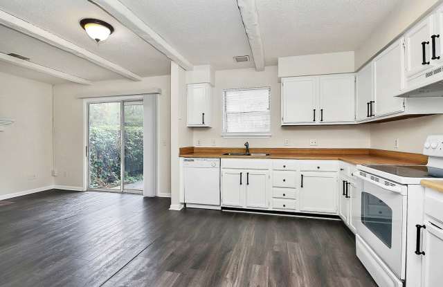 Lovely Heathstead 3 Bedroom Townhouse!