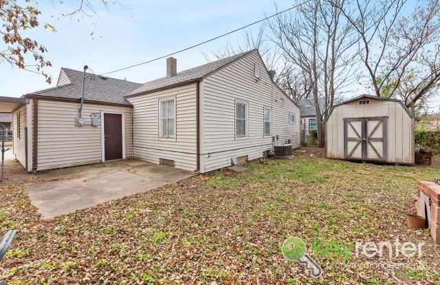 Clean and cute 3 bedroom house near shopping, restaurants, and easy highway access!