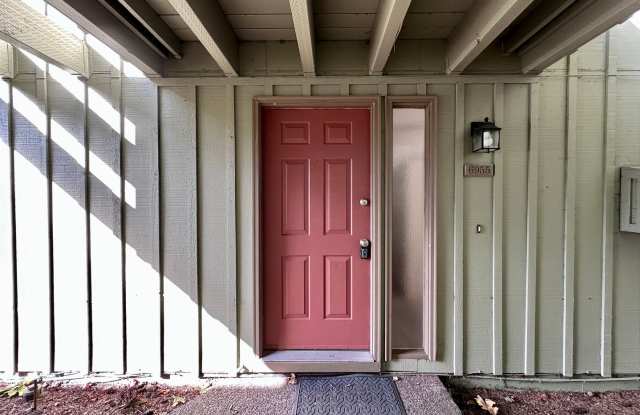 2 Bed 1 Bath Apartment in Lake Oswego! MOVE IN SPECIAL