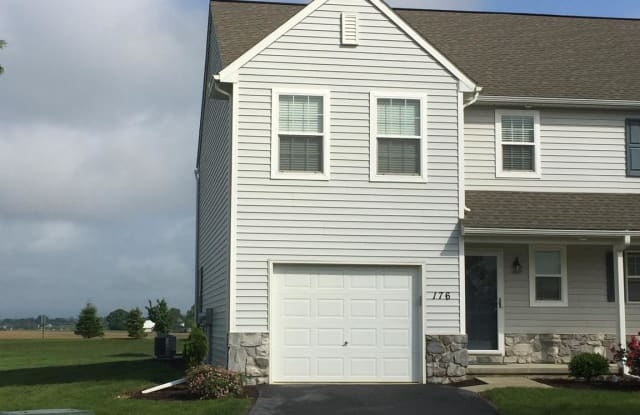 176 N VILLAGE CIRCLE - 176 N Village Cir, Campbelltown, PA 17078