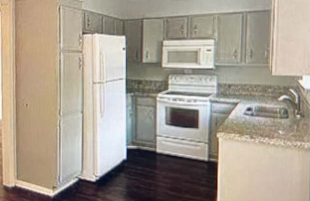 2 Bedroom, 2.5 Bath, 2 Car Garage Townhouse!