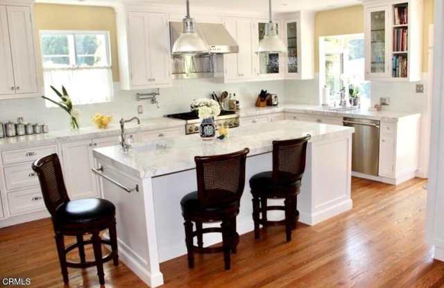 Photo of 807 N Doheny Drive