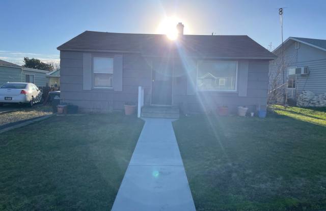 Photo of Cute Home In The Center Of Town!!!