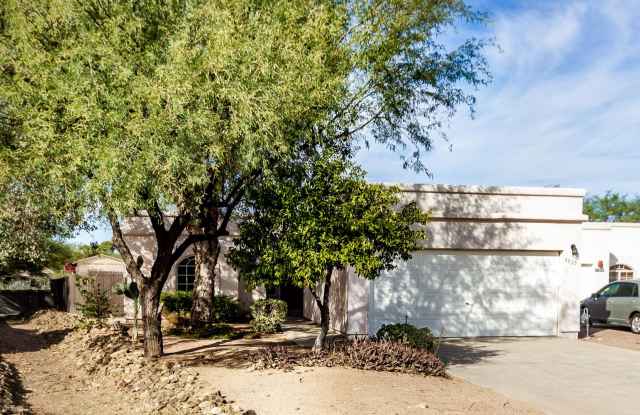 Beautiful and Spacious 3BR 2BA Home w/ Courtyard • Fenced Yard • Cul-de-sac in Tucson