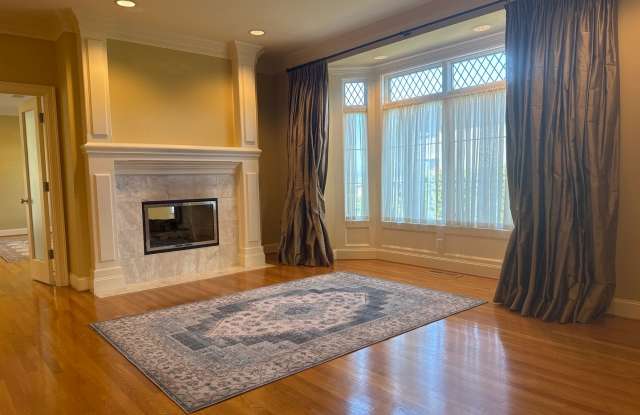 Exceptional 3 bed, 3 bath in Houghton Kirkland. Move in Ready.