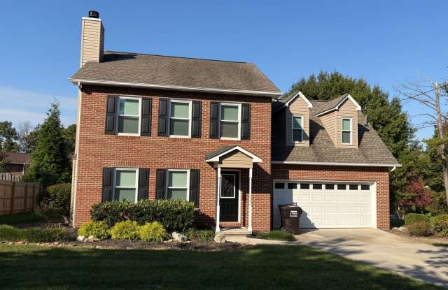 Photo of Knoxville 37923 - 3 bedroom, 2.5 bath home - Contact Lisa Vineyard and Shannon Russell (865) 216-9334