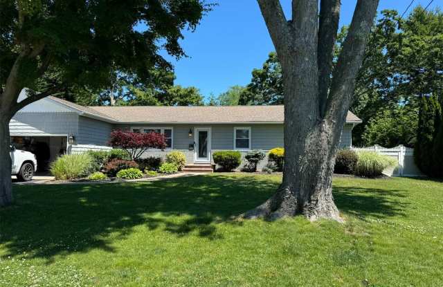 925 Peconic Avenue