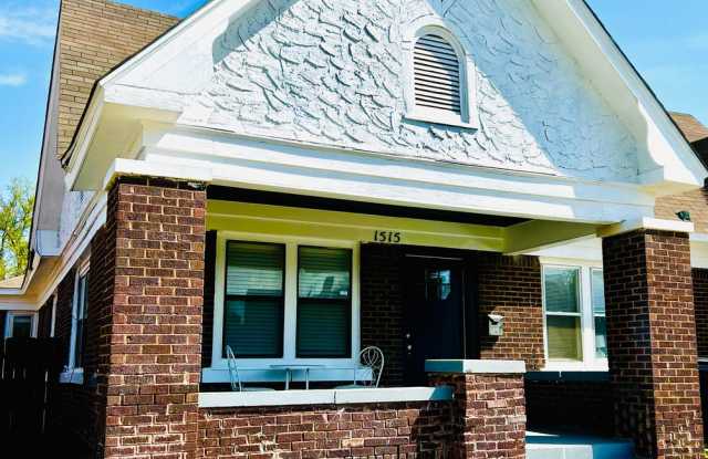 Photo of Charming 2BD 1BA Duplex in Crestwood!!