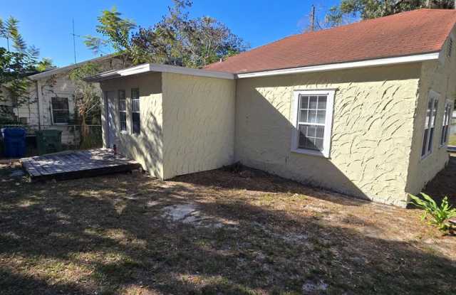 Charming Two-Bedroom Home in Winter Haven