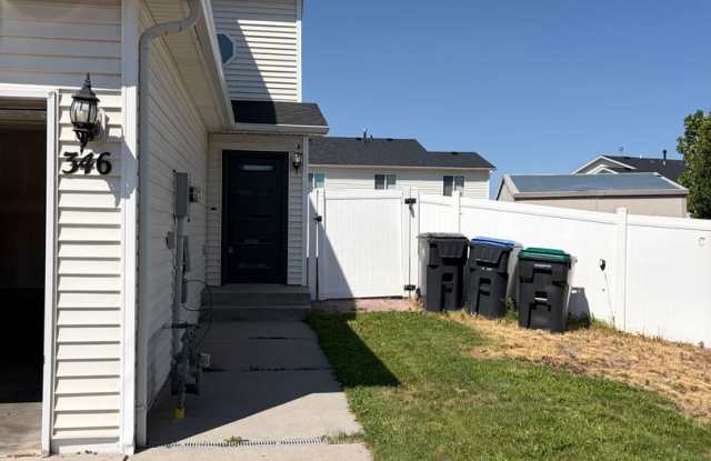 3 BEDROOM, 2.5 BATHROOM SOUTH PARK TWIN HOME WITH ATTACHED 2 CAR GARAGE