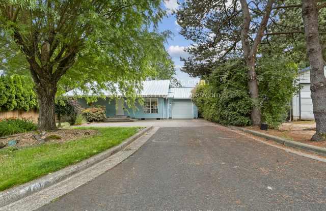 Lake Oswego Two Bedroom Home - New Updated Kitchen Coming Soon!