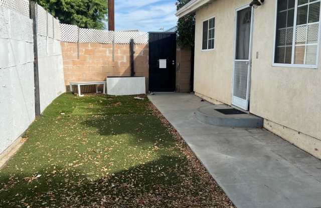 New Year Special! $1,000 off your 1st month's rent!! Detached cozy 2 bed home with yard