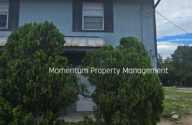 Available 2/1.5 Townhome in Tampa Apply for FREE This Holiday Season!