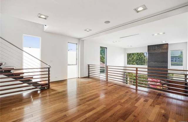 Photo of 419 Venice Way