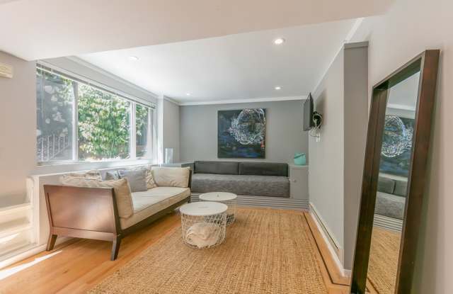2456 Leavenworth