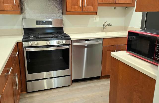 5815 COVE LANDING Road unit: 204