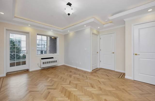 2717 Crescent St Apt 3B