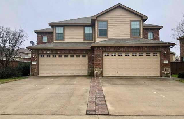 Available Now! Beautiful 3 Bedroom, 2.5 Bath Duplex located in New Braunfels!