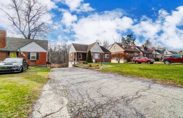 2 Bedroom, 1 Bathroom with Large Backyard!