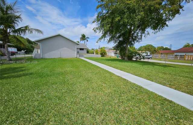 4149 SW 52nd St