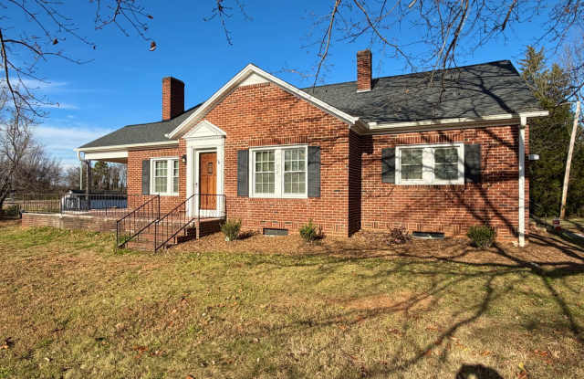 Photo of Statesville - HWY 90 - 3 BD/ 2 BA