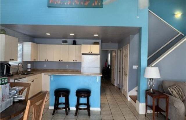 212 W Roberts Avenue