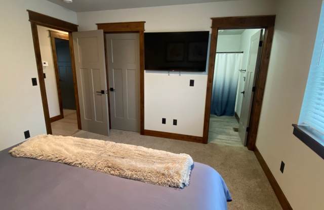 3 bed/2bath Hamilton home -Fully Furnished