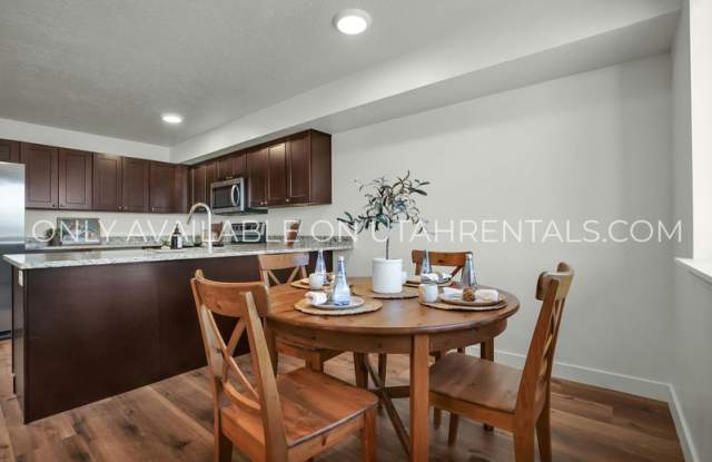 432 W Main St