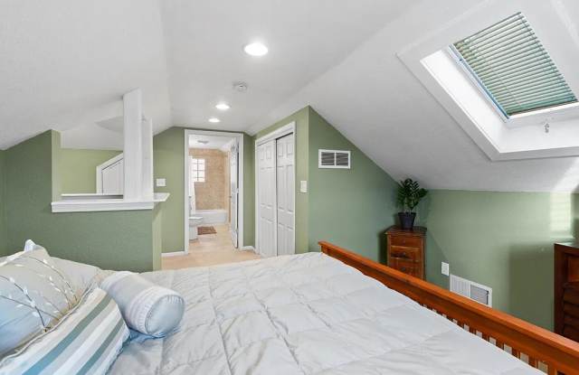 5651 N Green Bay Ave