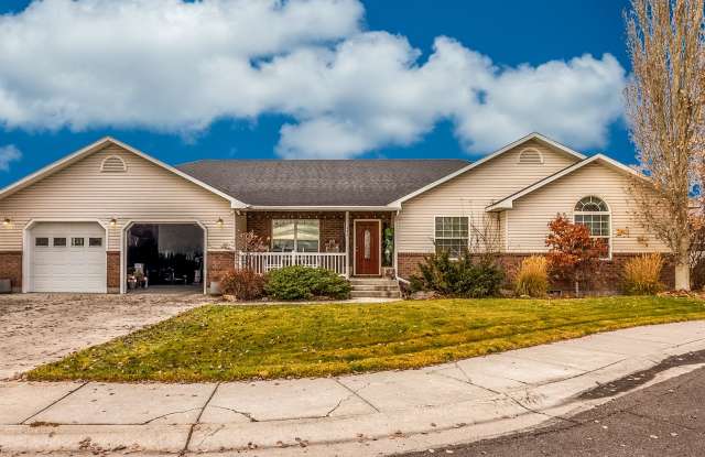 Photo of 3 Bedroom 2 bath home in Sugar City Idaho 2 stall garage in awesome neighborhood