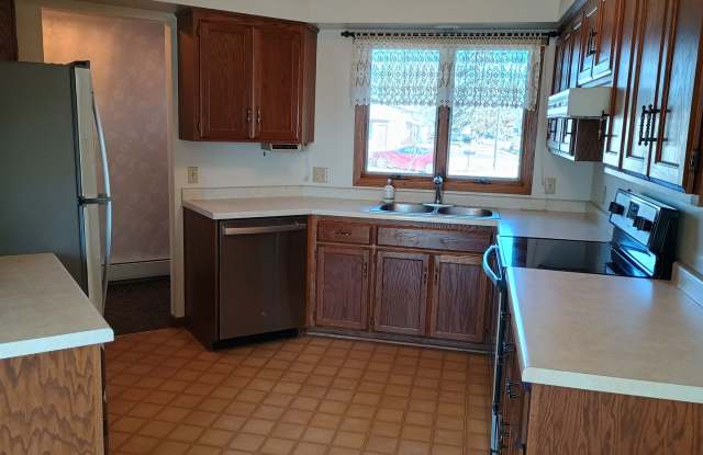 AVAILABLE 4/01/26 Large 2 Bedroom 1 Bath Main Floor Home