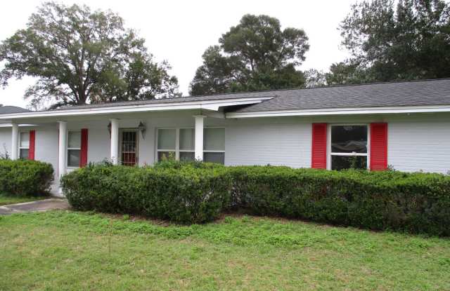 1604 Gary Ave Pensacola: MOVE IN SPECIAL: HALF OFF first full month of rent!!!