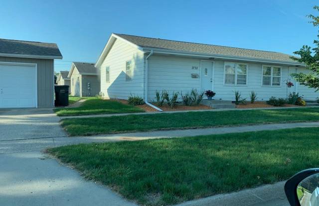 Updated two bedroom ranch duplex with partial basement finish, detached garage, close to mall/shopping. - 2730 Luther Drive, Ames, IA 50010