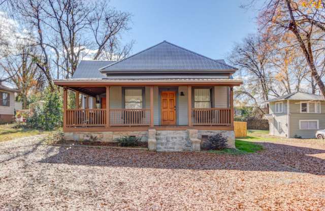 CHARMING COTTAGE - SHORT TERM LEASE TO JULY 2025!