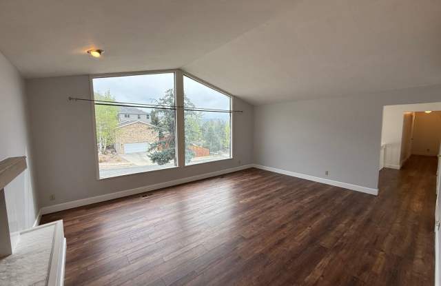 Large Five Bedroom Home, Sandy, 2500 sq ft, New Paint