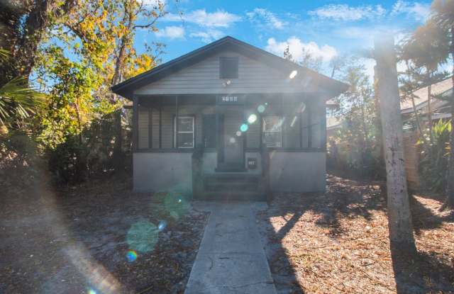 REDUCED $25 App Fee 3bdrm/1bath home with large yard ** Section 8 OK *** $1795.00** Move in by December 15th and get January Rent Free **