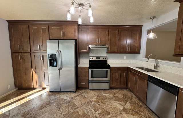 Beautiful 2Bd/1.5Ba Townhome in Orange w/AC, Garage and Reserved Parking!