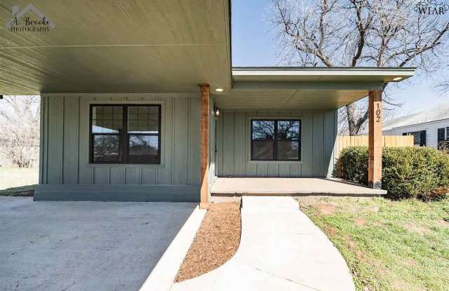 102 W MAGNOLIA AVENUE