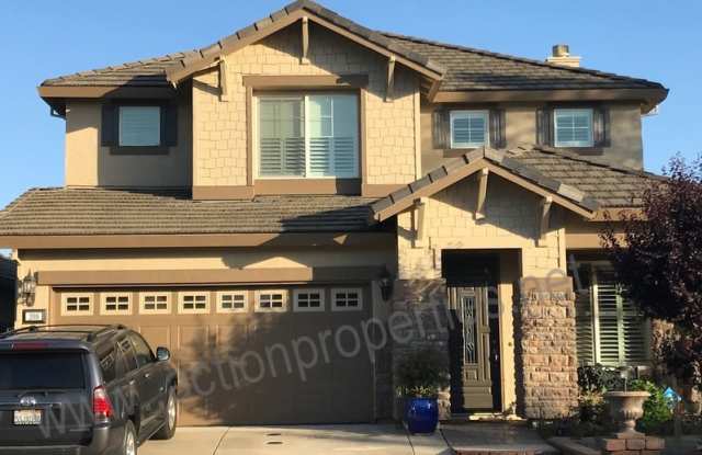 Beautiful Roseville, 5 Bed, 3 Bath, 2 Car, 2573 sq feet, Landscaped Yard, Gardner - NO Pets