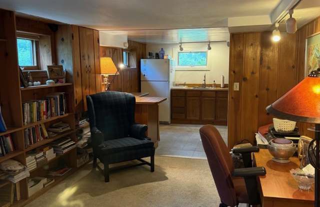 Quiet 1-Bedroom Garden-Level Apartment near CU