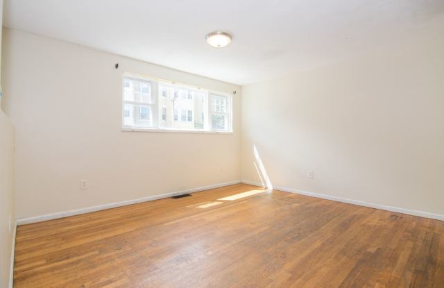 Great 4 Bed 2.5 Bath Minutes from the Green Line