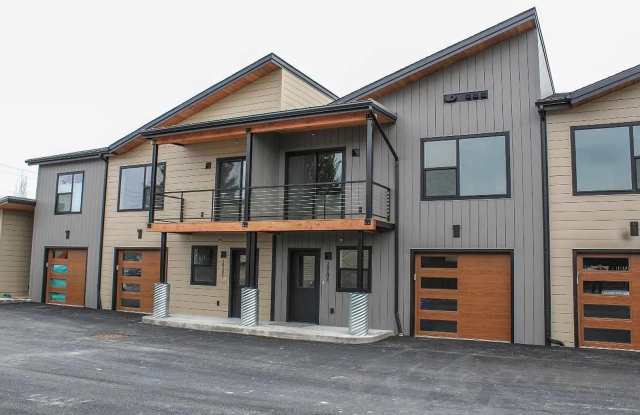 Month-to-Month 3bed 2.5 bath Whitefish Townhouse for rent - Walking distance to downtown.