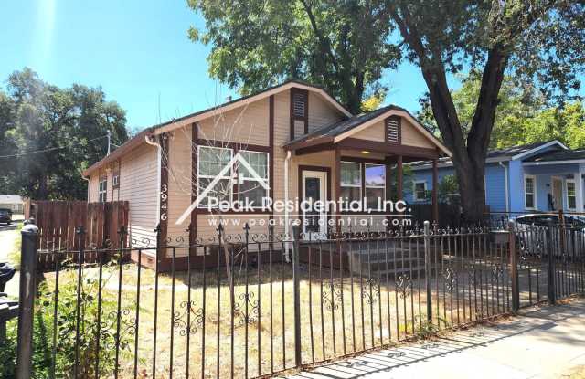 Charming Oak Park 2bd/1ba House with Large Backyard photos photos