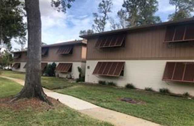 Cute 2 Bedroom / 2 Bath unit in Deltona's Edgewater Condominium Community!