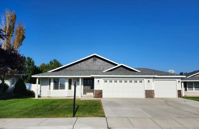 Spacious 3 bedroom/2 bath on Cul-de-Sac, 3 Car Garage!